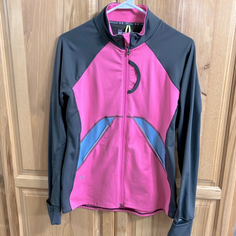UNDER ARMOUR RUN WOMENS MED
SEMI FITTED COLD GEAR
EXCELLENT CONDITION